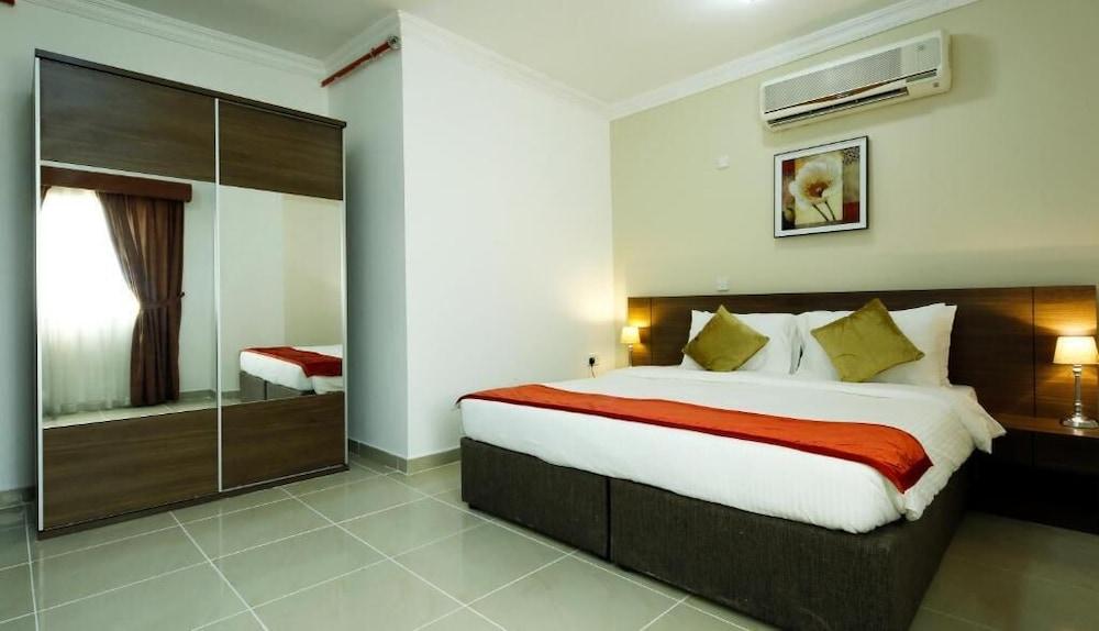 La Villa Inn Hotel Apartments Доха Екстериор снимка