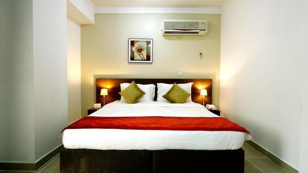 La Villa Inn Hotel Apartments Доха Екстериор снимка